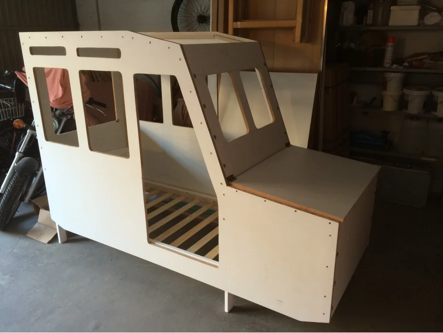Unfertiges Bett in Form eines Fahrzeugs