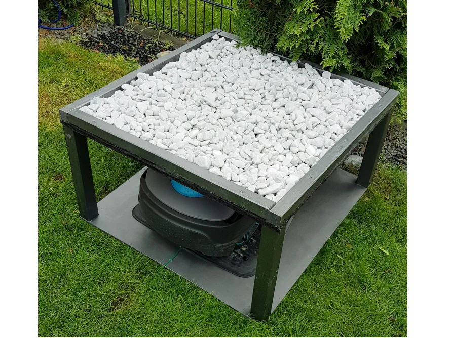 Überdachter Rasenmähroboter