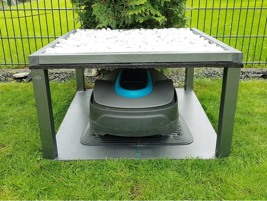Mähroboter unter einem Schutzdach