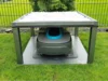 Mähroboter unter einem Schutzdach