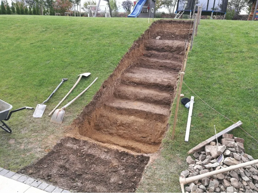Bau einer Gartentreppe mit Schaufel und Schubkarre