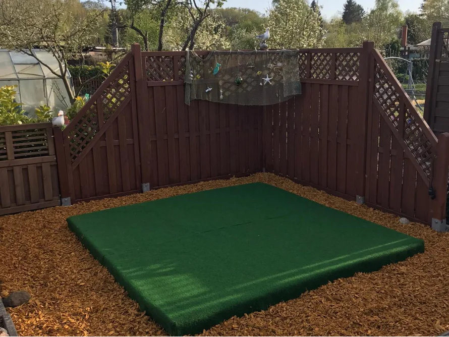 Grüne Fläche mit Holzumrandung