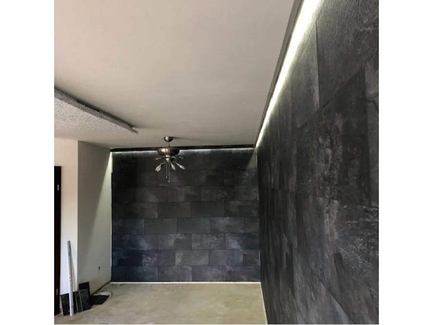 Zimmerecke mit schwarzer Wandverkleidung