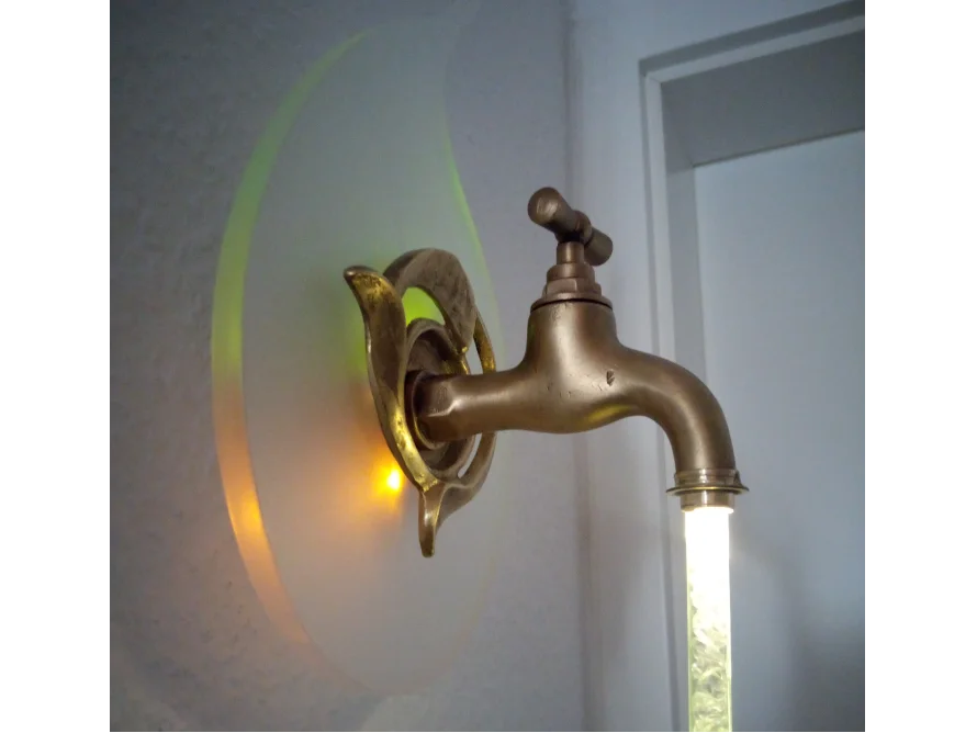 Wasserhahn als Lampe an Wand