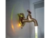 Wasserhahn als Lampe an Wand