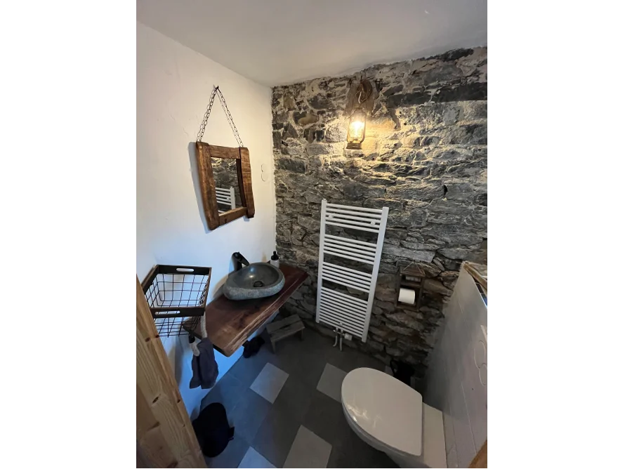 Rustikales Badezimmer mit Steinwand