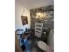 Rustikales Badezimmer mit Steinwand