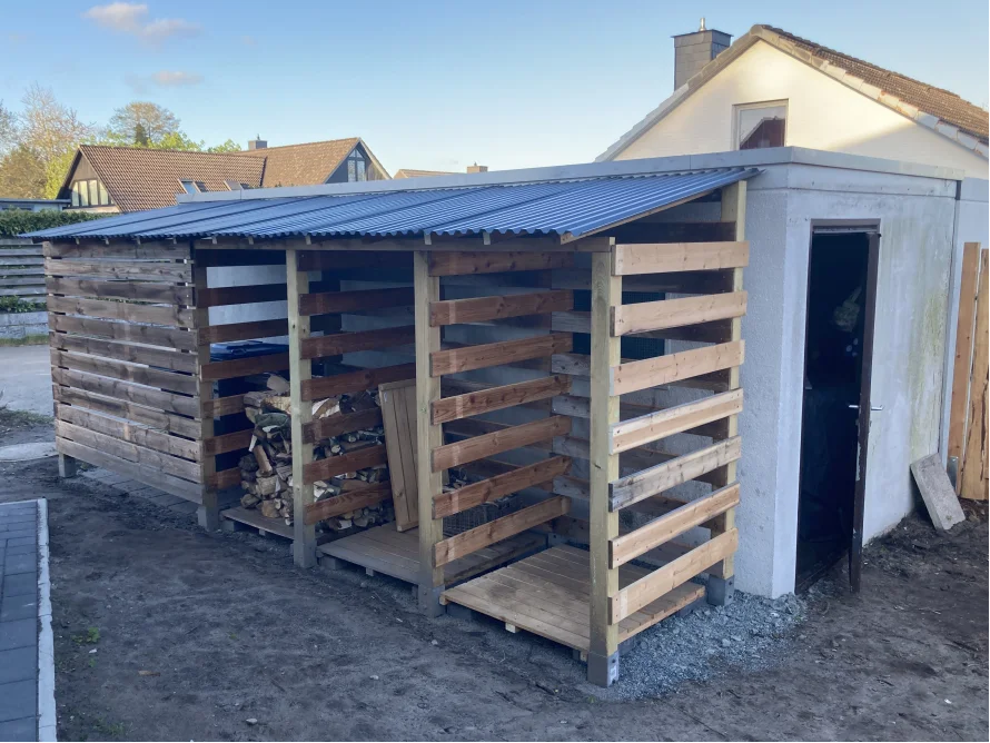 Holzlager mit Wellblechdach