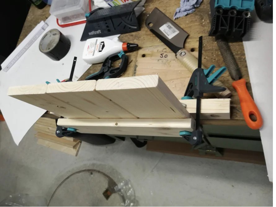 Holzkonstruktion mit Schraubzwingen