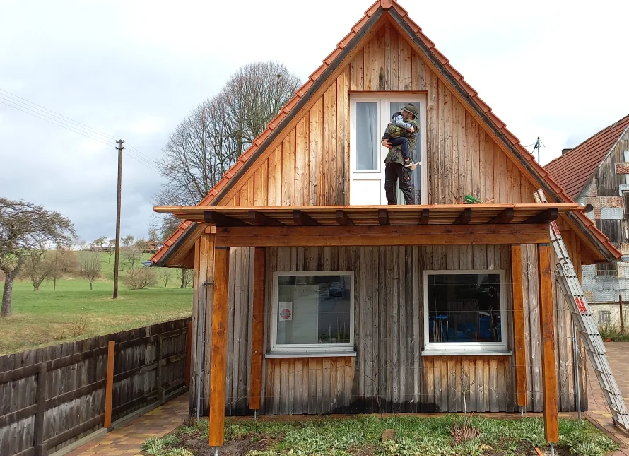 Holzhaus mit Pergola im Rohbau