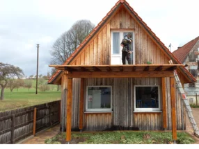 Holzhaus mit Pergola im Rohbau