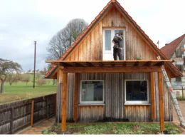 Holzhaus mit Pergola im Rohbau