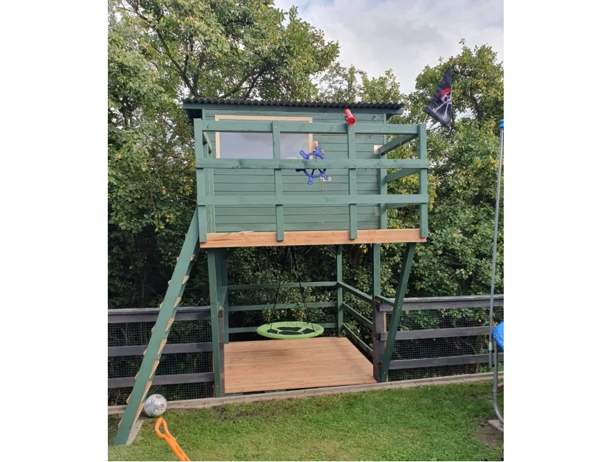 Grünes Spielhaus mit Schaukel