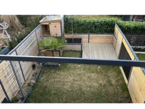 Garten mit Holzterrasse und Spielhaus