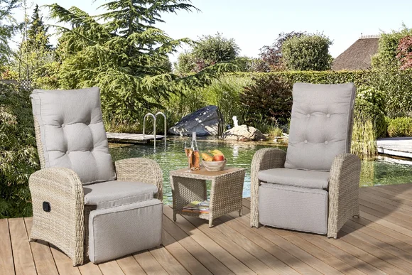 Zwei Gartenliegen mit Tisch am Pool