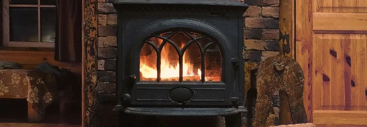 Ein brennender Kaminofen in einem Wohnzimmer