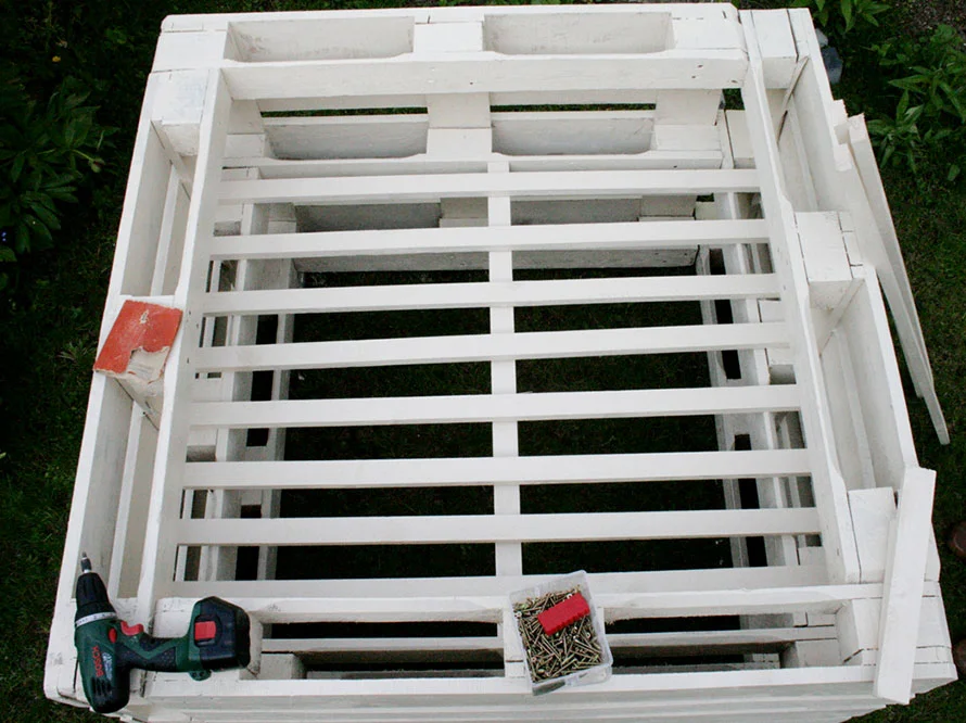 Holzrahmen mit Akkuschrauber und Schrauben