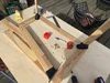 Ein Holzrahmen wird mit Werkzeugen auf einer Holzplatte zusammengebaut.