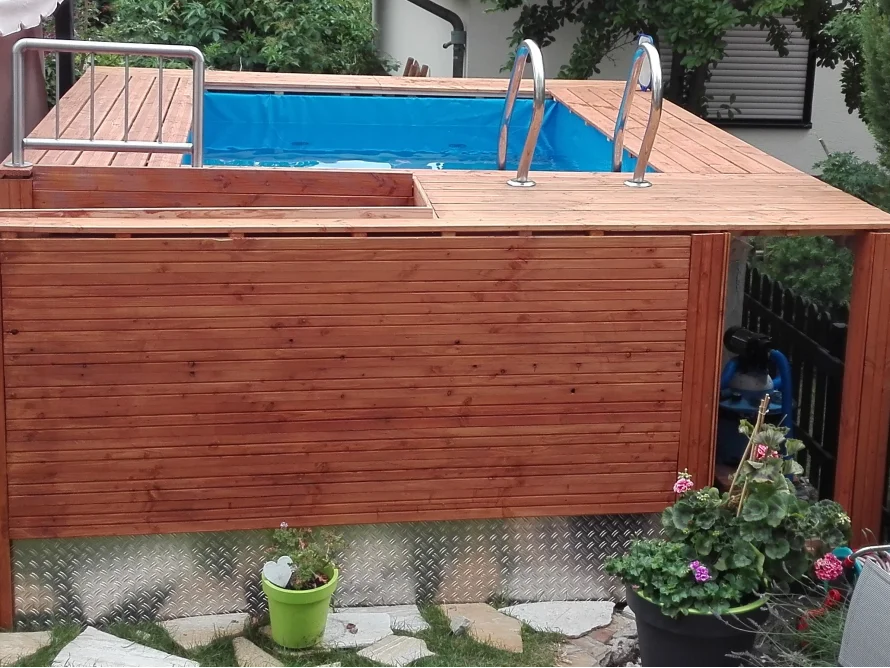 Holzpool im kleinen Garten