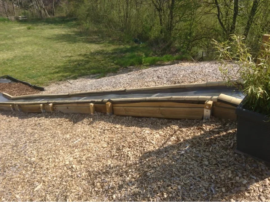 Holzgerüst mit schwarzer Plane