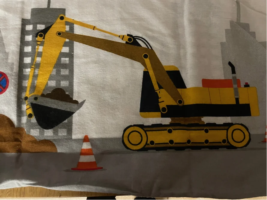 Ein gelber Bagger mit Erde in der Schaufel