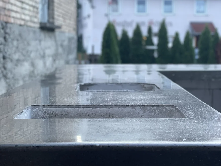 Nasse Betonplatte mit Aussparungen