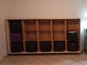 Ein Regal aus Holzkisten.