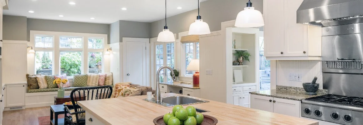 Helle Küche mit Kochinsel und Sitzecke