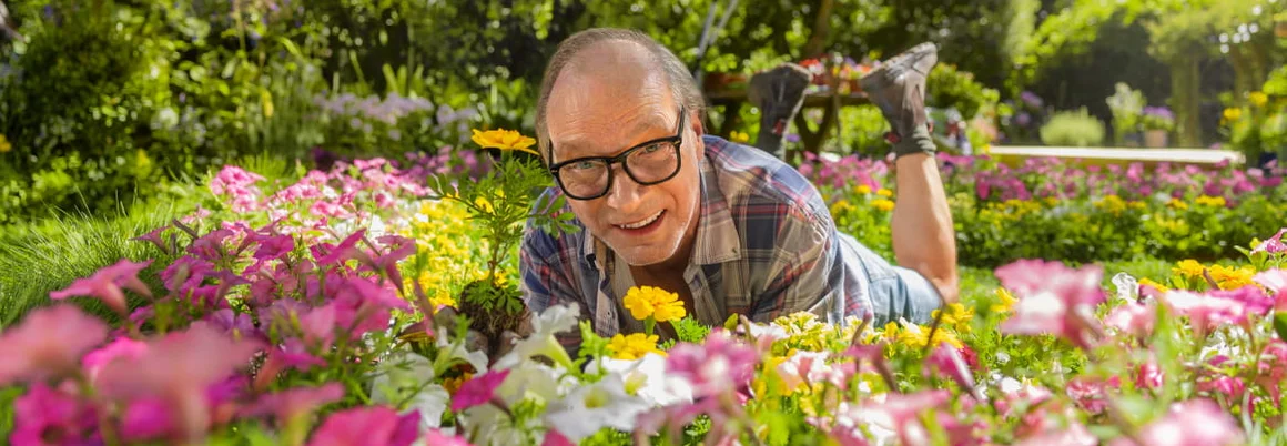 Headerbild Jochen auf einer Blumenweide
