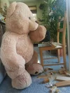 Großer Teddybär mit Stichsäge