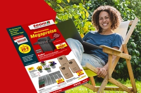 Eine lachende Person sitzt mit Laptop im Liegestuhl, davor ein Werbeprospekt.