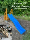 Eine selbstgebaute Rutsche mit Treppe im Garten.
