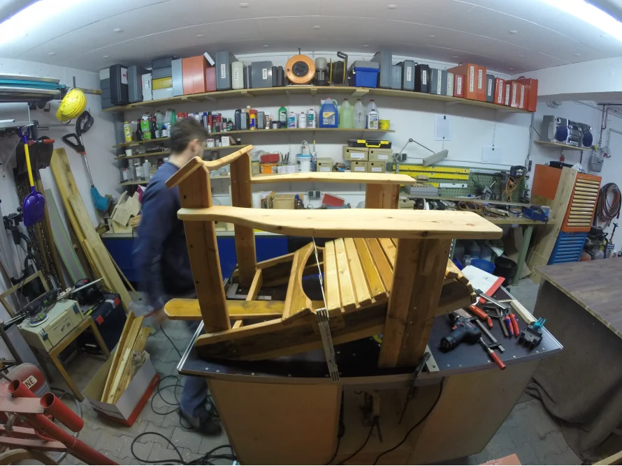 Unfertiger Holzstuhl in einer Werkstatt