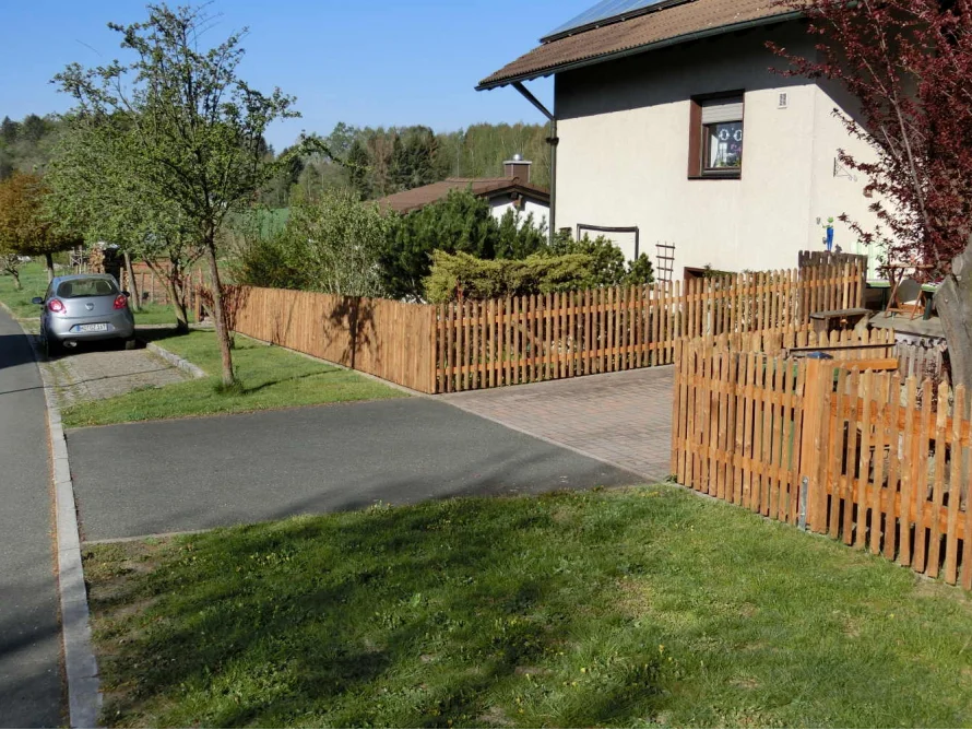 Gartenzaun aus Holz an einem Haus