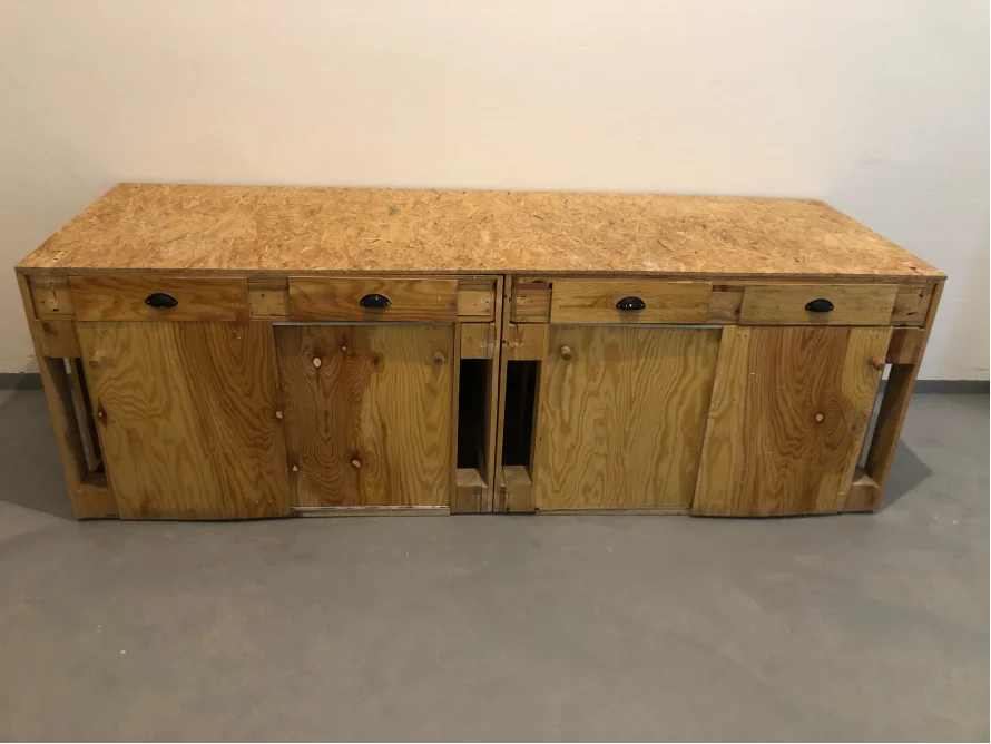 Holzschrank mit vier Schubladen