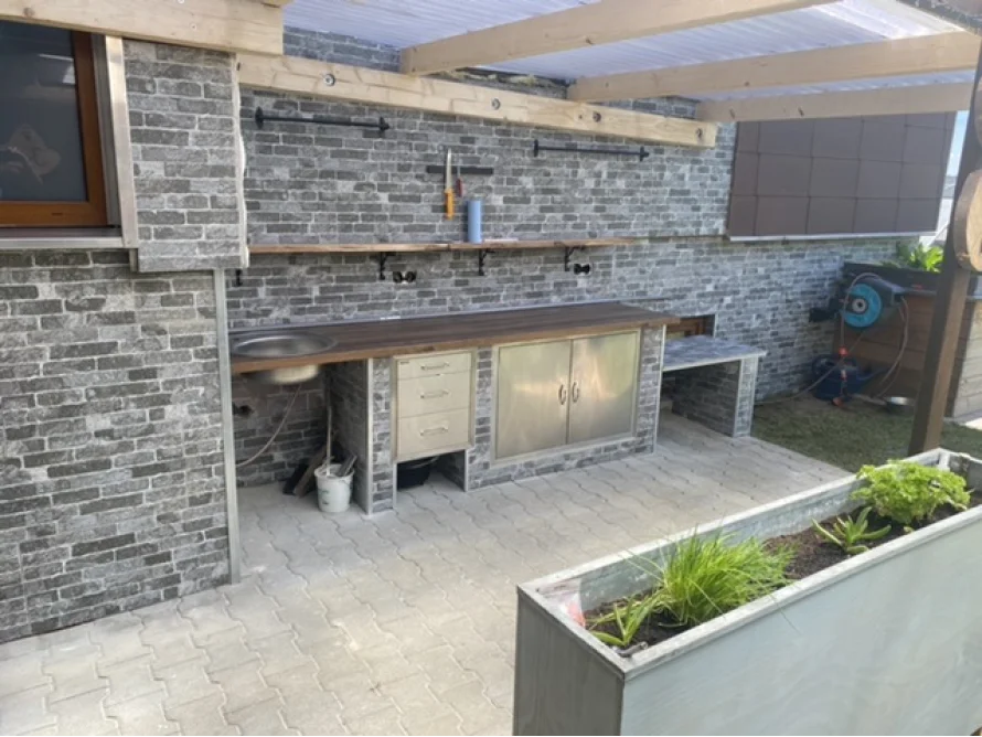 Außenküche mit Edelstahlarbeitsplatte