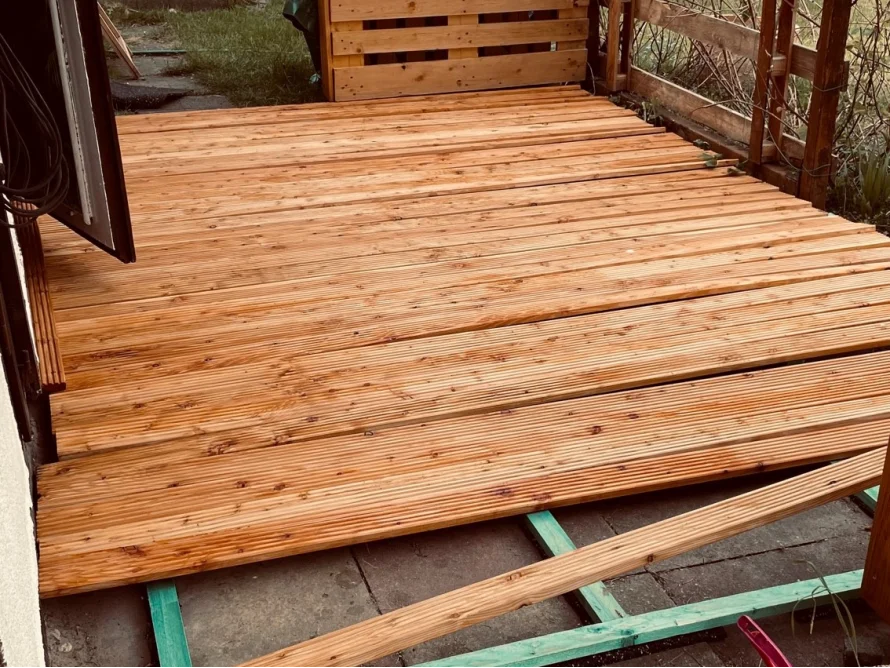 Holzterrasse im Bau