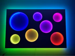 Wanddekoration mit bunten Lichtern