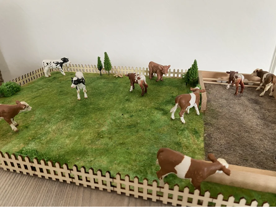 Spielzeugkühe auf einer Weide