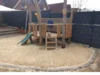 Spielplatz mit Sandkasten und Rutsche