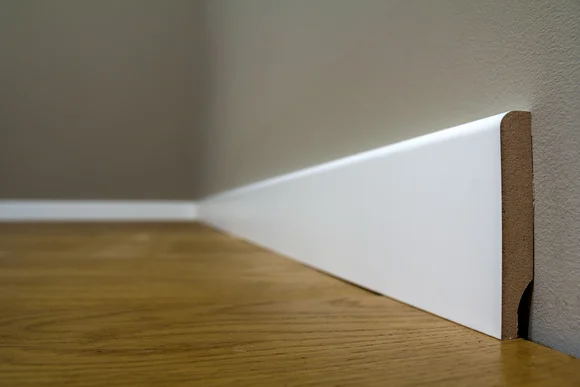 Weiße Fußleiste an Zimmerecke