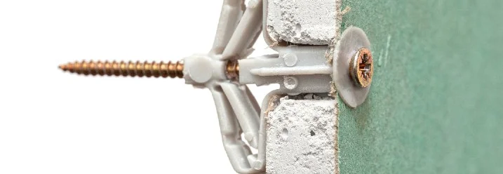 Dübel und Schraube in Trockenbauwand