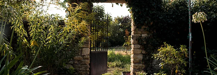 Offene Gartentür aus Metall