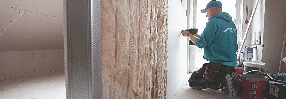 Person befestigt Trockenbauwand mit Akkuschrauber