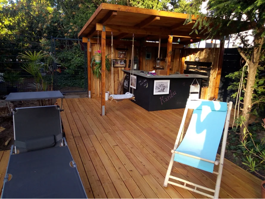 Gartenlaube mit Bar und Sitzgelegenheiten