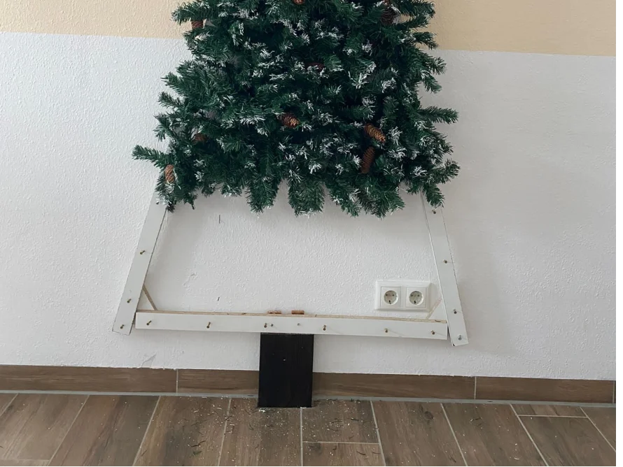 Halterung für einen Weihnachtsbaum an der Wand