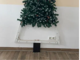 Halterung für einen Weihnachtsbaum an der Wand