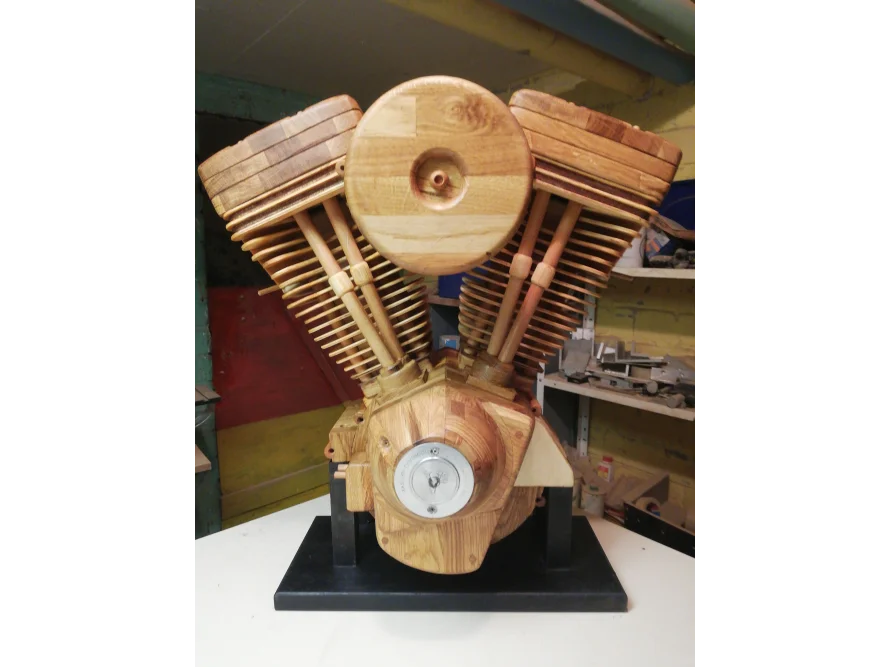 Motormodell aus Holz