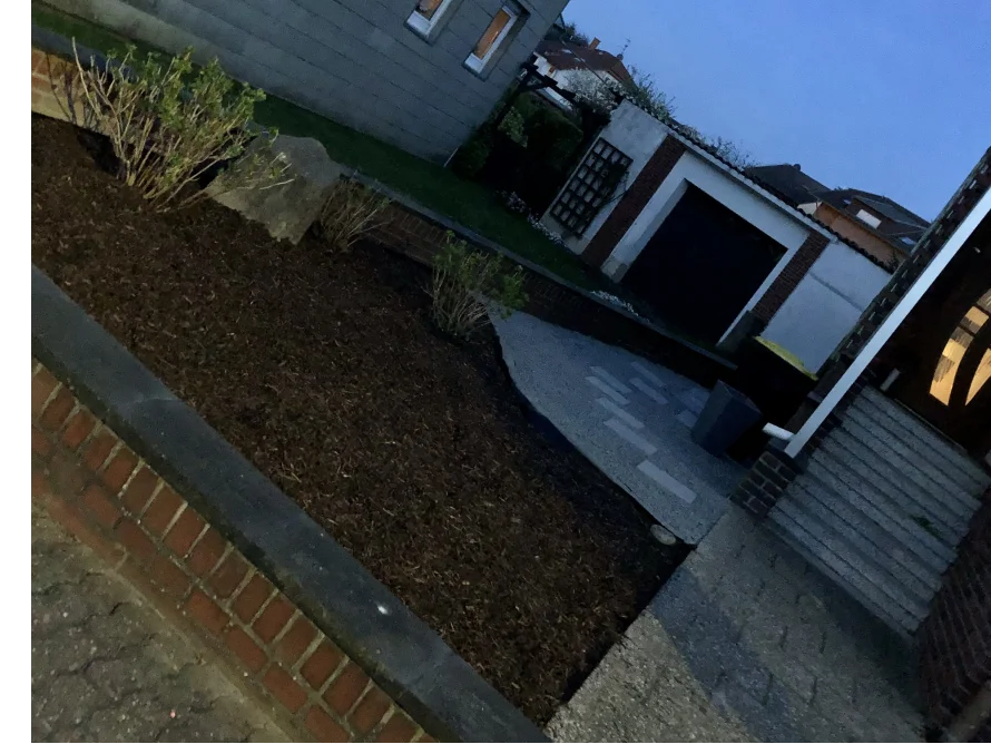 Gepflasterter Weg zu einem Haus