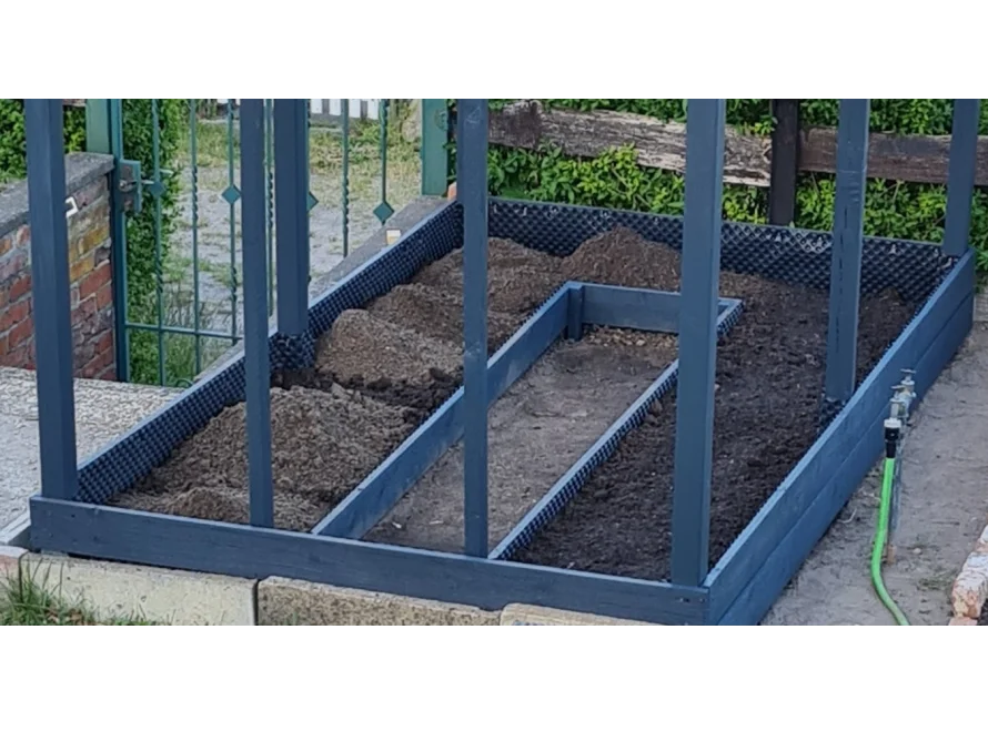 Holzgerüst eines Hochbeets